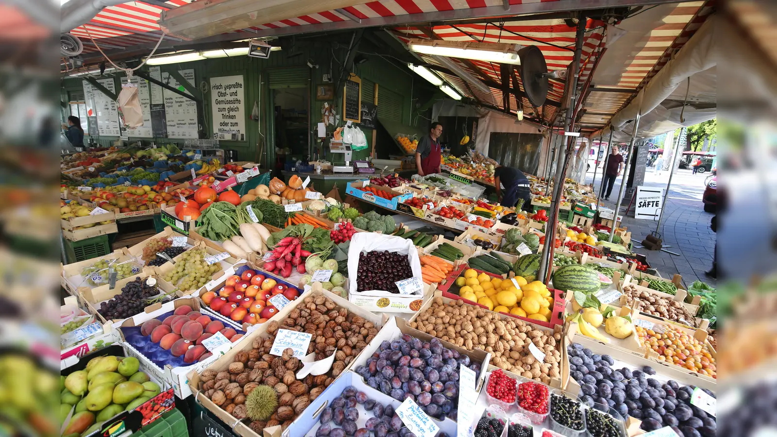 Die Lebensmittelstände auf dem Viktualienmarkt sind nach wie vor geöffnet.  (Foto: Henning Schlottmann/CC BY-SA 4.0 )