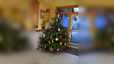 Die Kleinen im Kindergarten Kinderfarm schmückten den Christbaum. (Foto: Gemeinde Gilching)