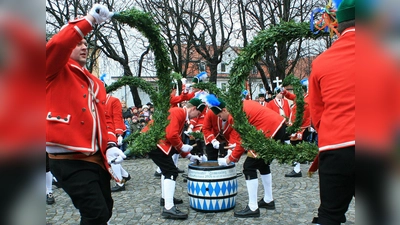 Am 28. Februar tanzen die Münchner Schäffler in Taufkirchen. Am 5. März werden sie dann in Deisenhofen am Hubertusplatz zu Gast sein. Das Spektakel sollte man sich nicht entgehen lassen, denn es gibt es nur alle sieben Jahre zu sehen. (Foto: Schäffler)