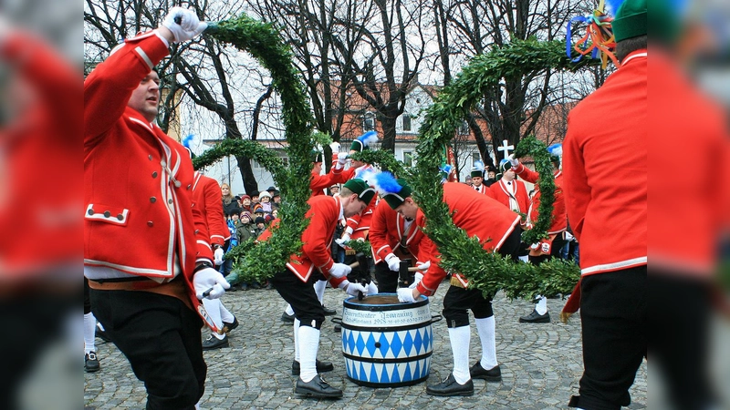 Am 12. Januar tanzen die Schäffler in Grünwald, am 13. und am 31. Januar werden sie dann in Harlaching zu Gast sein. Das Spektakel sollte man sich nicht entgehen lassen, denn es gibt es nur alle sieben Jahre zu sehen. (Foto: Schäffler)