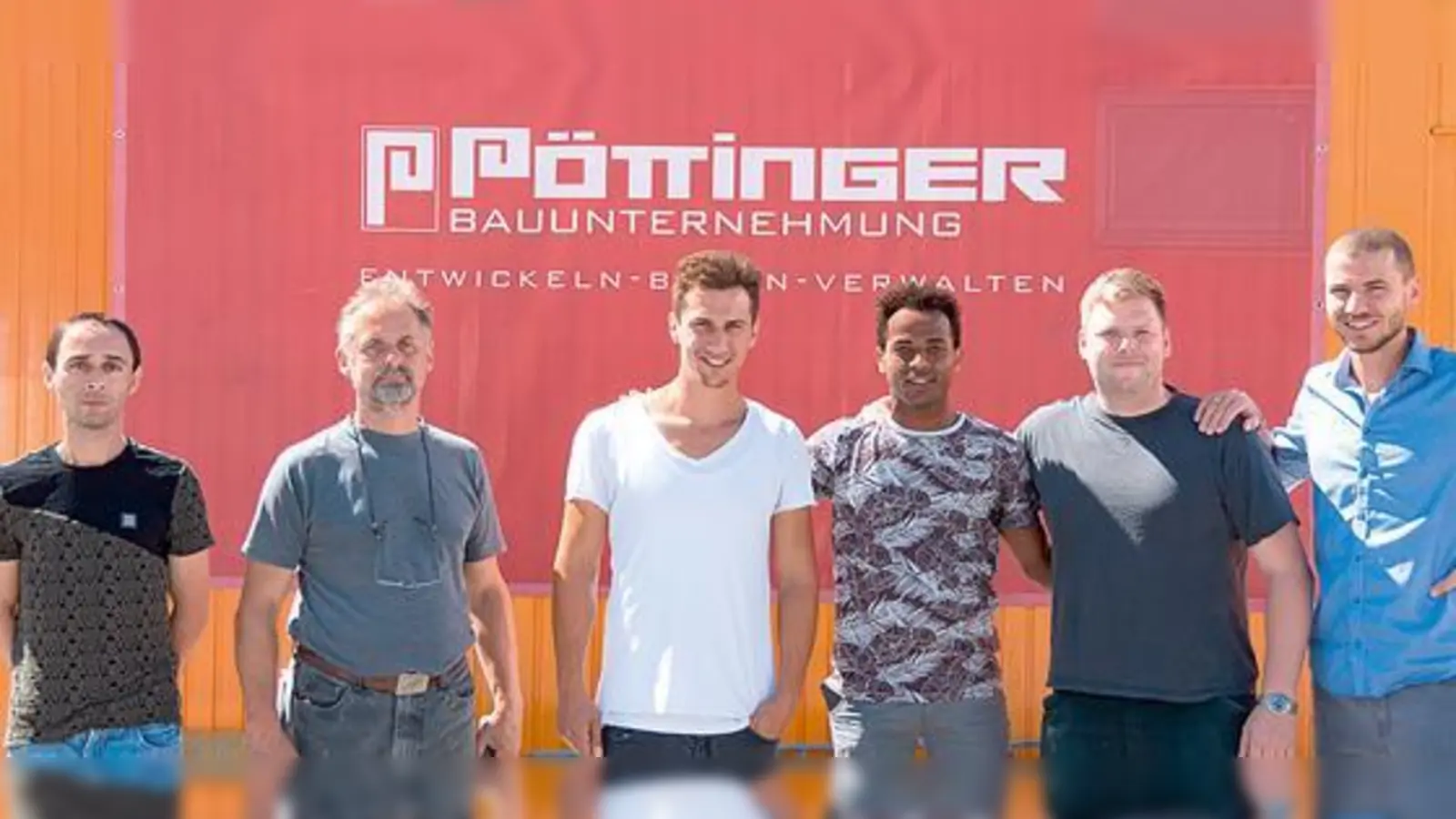 Der frischgebackene Bauleiter Berhane Tekelay (3.v.r.) und seine Kollegen bei der Pöttinger Immobiliengruppe.	 (Foto: ekh. Werbeagentur GbR)