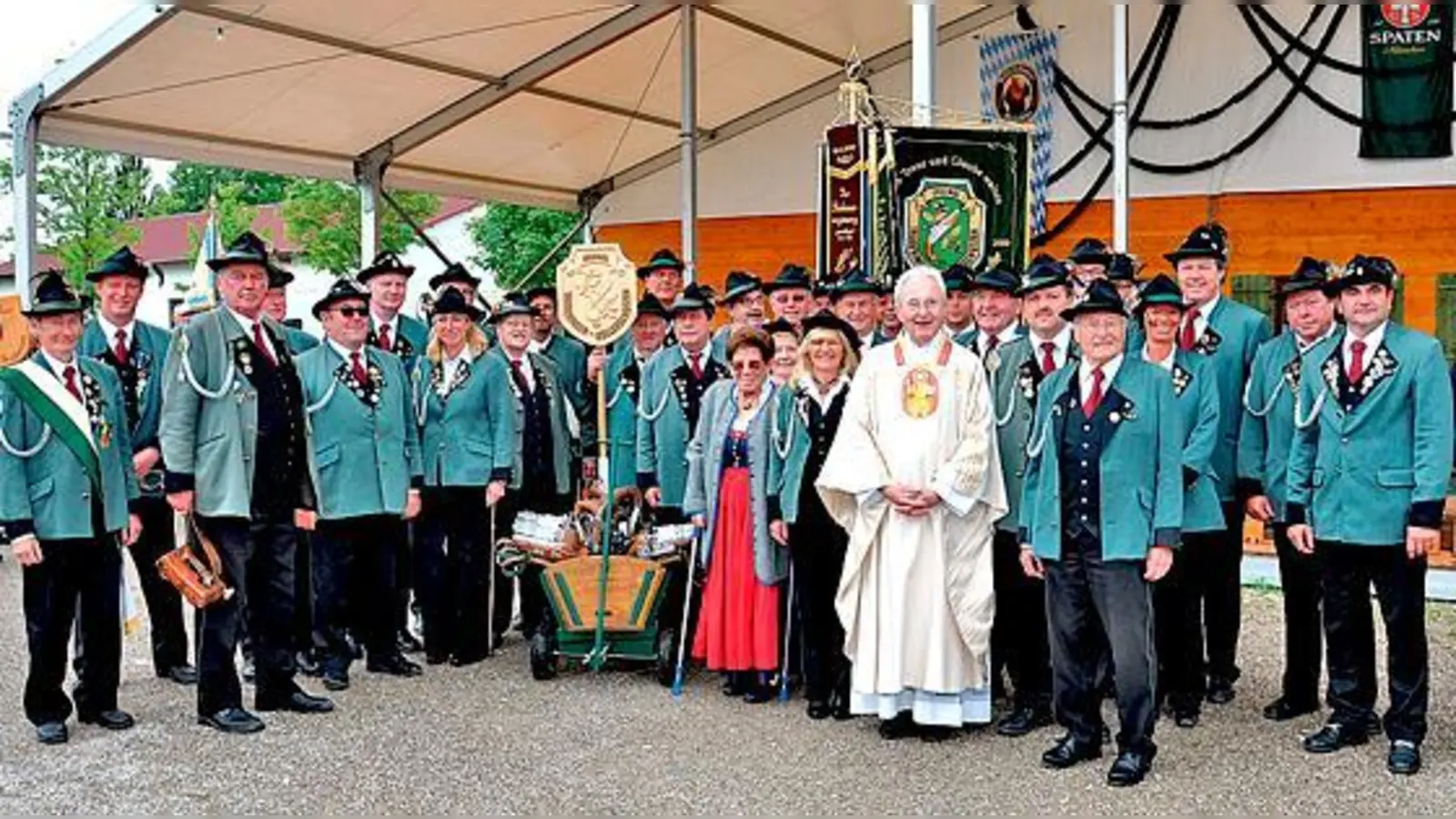 Die Original Truderinger Böllerschützen mit Pfarrer Herbert Kellermann.	 (Foto: privat)