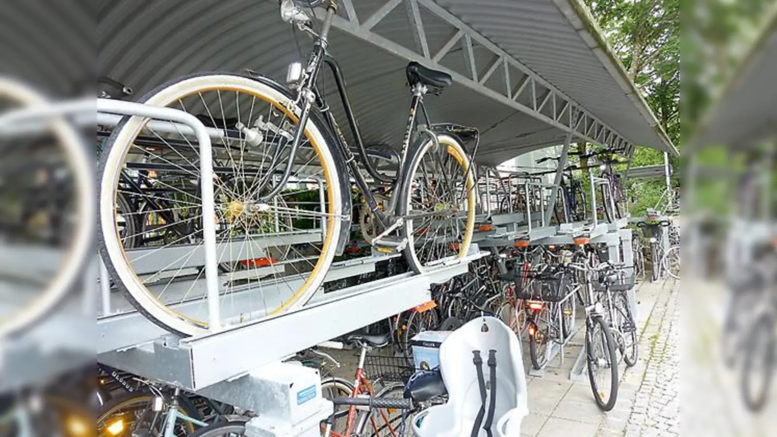 »Radl-Doppelstockparker« am S-Bahnhof.  (Foto: Gemeinde Ottobrunn)