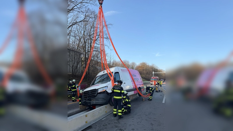 Die Feuerwehr München im Einsatz bei einem Verkehrsunfall auf der Autobahn 96 in Richtung München, kurz vor der Anschlussstelle Laim. (Foto: Feuerwehr München)