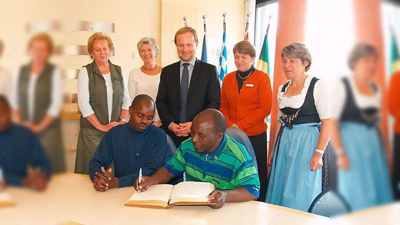 Gideon Mtagawa (r.) und Phanuel Ngavatula beim Eintrag in das Goldene Buch.  (Foto: Gemeinde)
