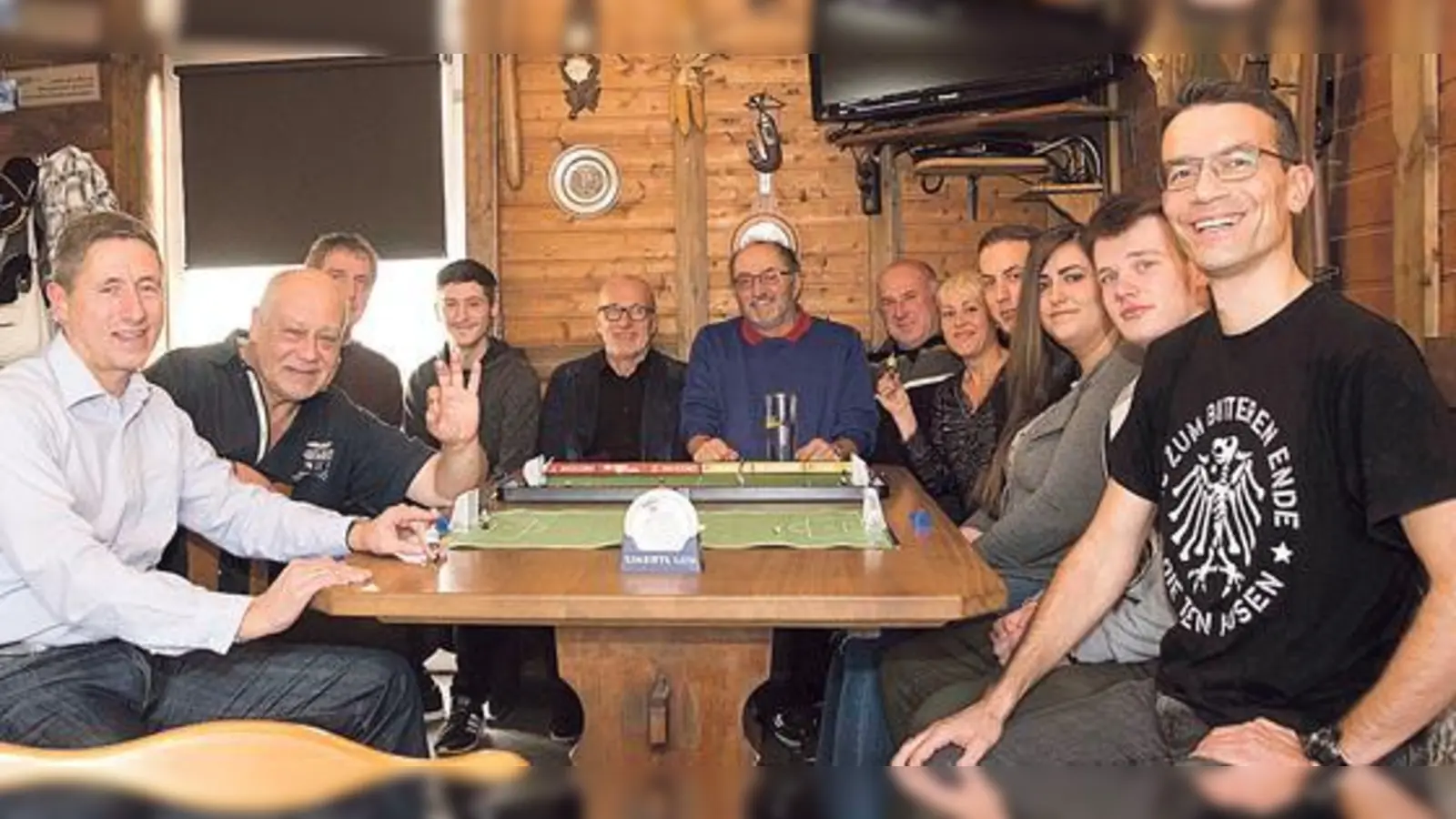 Anstoß zum 6. Lohhofer Tipp-Kick-Turnier. Christoph Böck (li.), dahinter Klaus Lattka und ganz rechts der Sieger 2016, Christopher Riedel. Hinter Klaus Lattka, der im Finale unterlegene Axel Schröter, der weiter für seinen Traum kämpfen wird.  (Foto: privat)