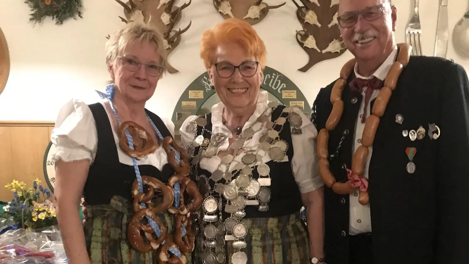 Freude bei den Altschützen (v.l.): Breznkönigin Monika Pölt, Johanna Böhnl, die sich die Königswürde erschoss, sowie Würschtlkönig Wolfgang Pölt. (Foto: Altschützen Tutzing)