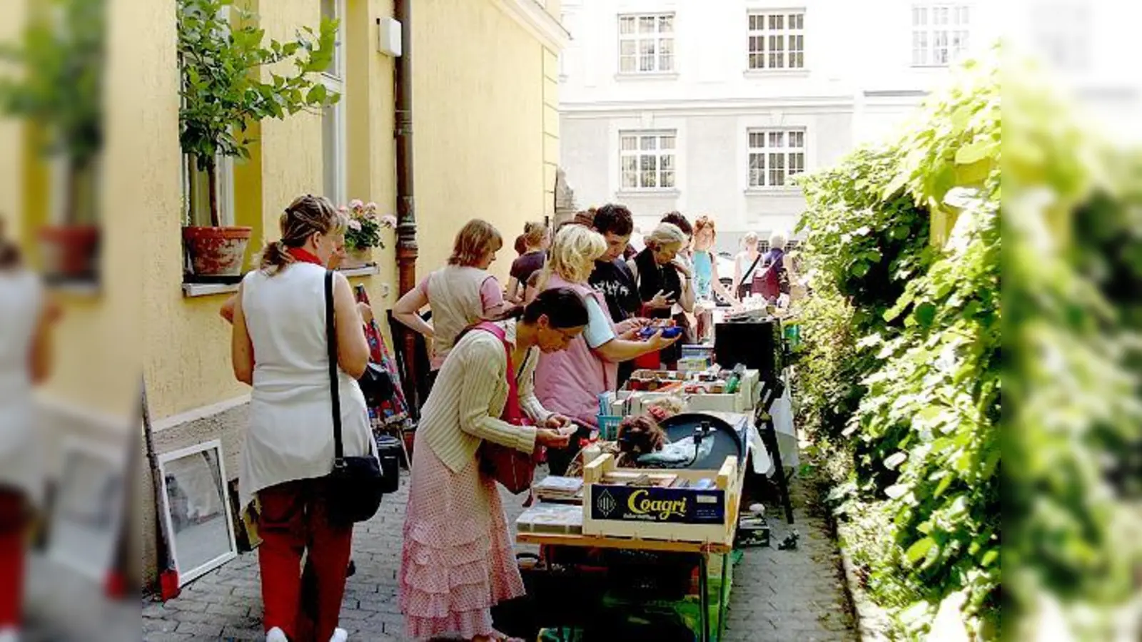 Bummeln, stöbern, eimkaufen  und dabei die Nachbarschaft besser kennenlernen. Die Schwabinger Hof-Flohmärkte locken wieder Tausende an.	 (Foto: Fichter)