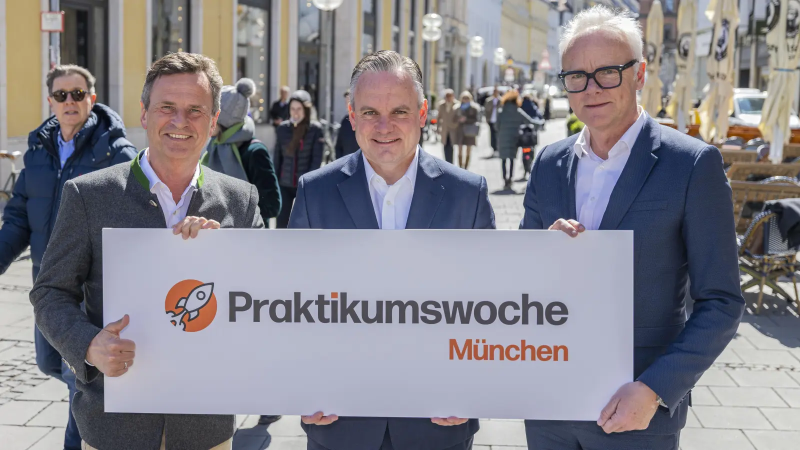 Manfred Gößl, Christian Scharpf und Frank Hüpers (v.l.n.r.) werben für die Berufsausbildung. (Foto: Michael Schuhmann)