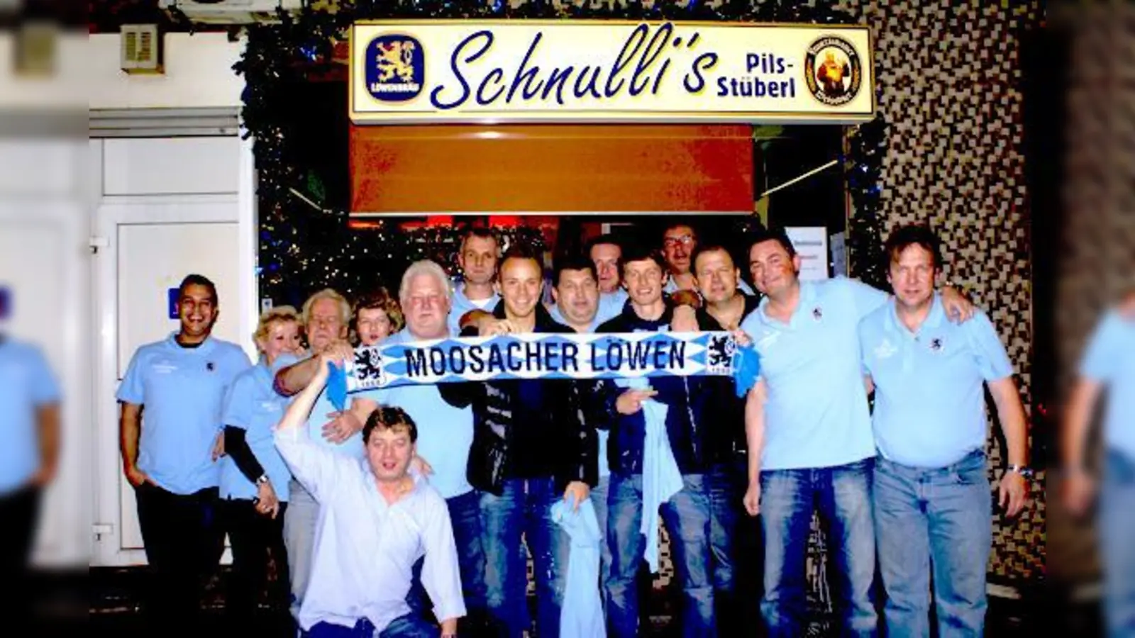 Arne Feick und Benjamin Schwarz (Mitte) zu Gast bei den Moosacher Löwen. 	 (Foto: Fanclub Moosacher Löwen)