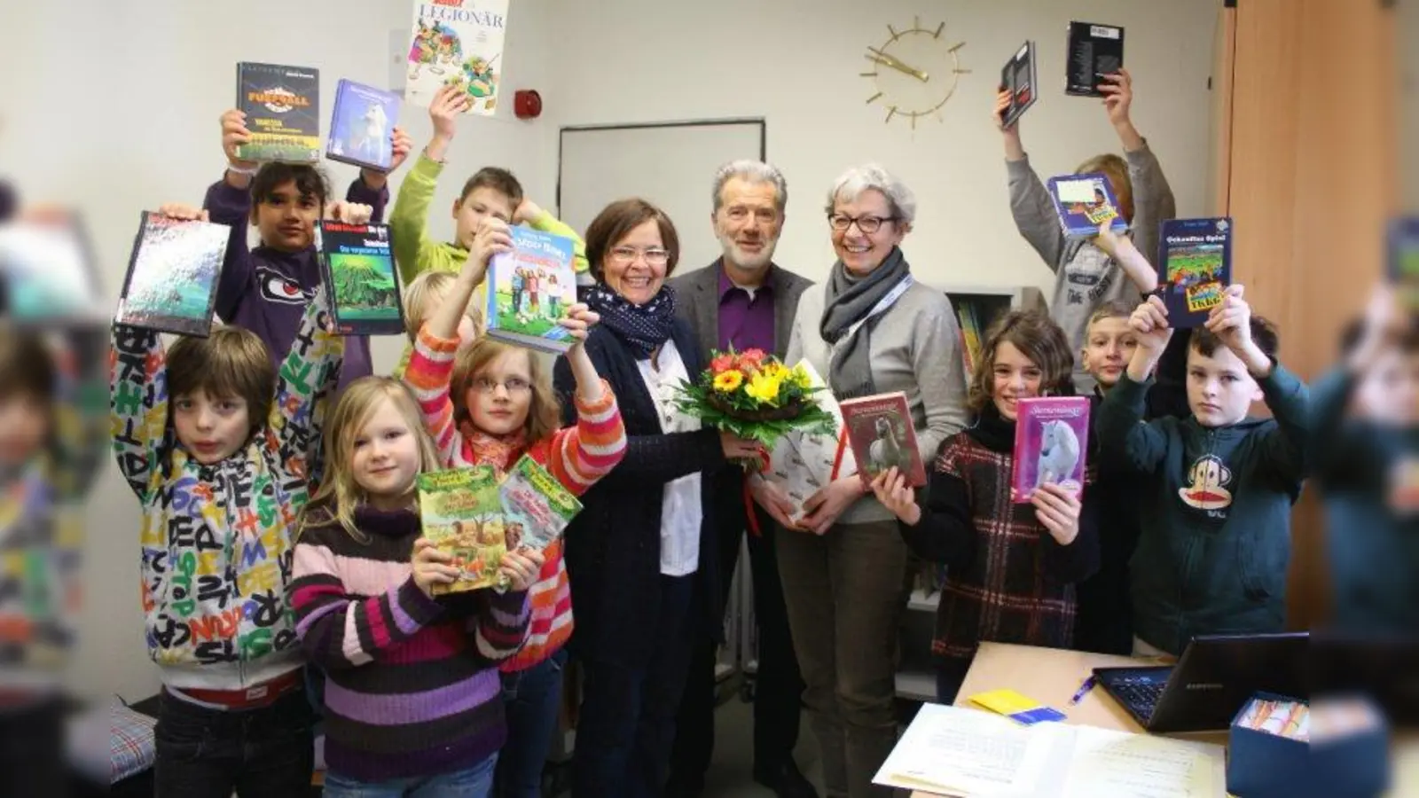 &amp;quot;Die Bücherei gäbs lang nicht mehr, wenn unsre liebe Frau Gallsch nicht wär.&amp;quot; Dankeschönlied, Blumen und die Ehrenurkunde &amp;quot;München dankt&amp;quot; für Gudula Gallasch (r.) Daneben Elternbeiratsvorsitzende Michaela Gulde, Rektor Christian Marek und einige &amp;quot;Bücherwürmer&amp;quot; aus der vierten Klasse (v.l.). (Foto: US)