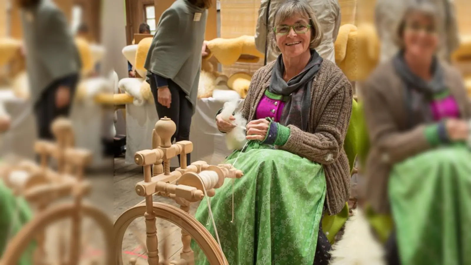 Auf dem Wollmarkt kann man auch den professionellen Spinnerinnen über die Schulter schauen.	 (Foto: Arbeitskreis Wollmarkt)