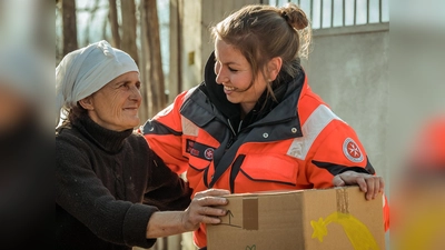 Die Johanniter bittet auch in diesem Jahr wieder Privatpersonen, Firmen, Schulen, Kindergärten und Vereine, Hilfspäckchen mit Grundnahrungsmitteln, Hygieneartikeln und einem kleinen Kinderspielzeug zu spenden.  (Foto: Marion Martin Johanniter)