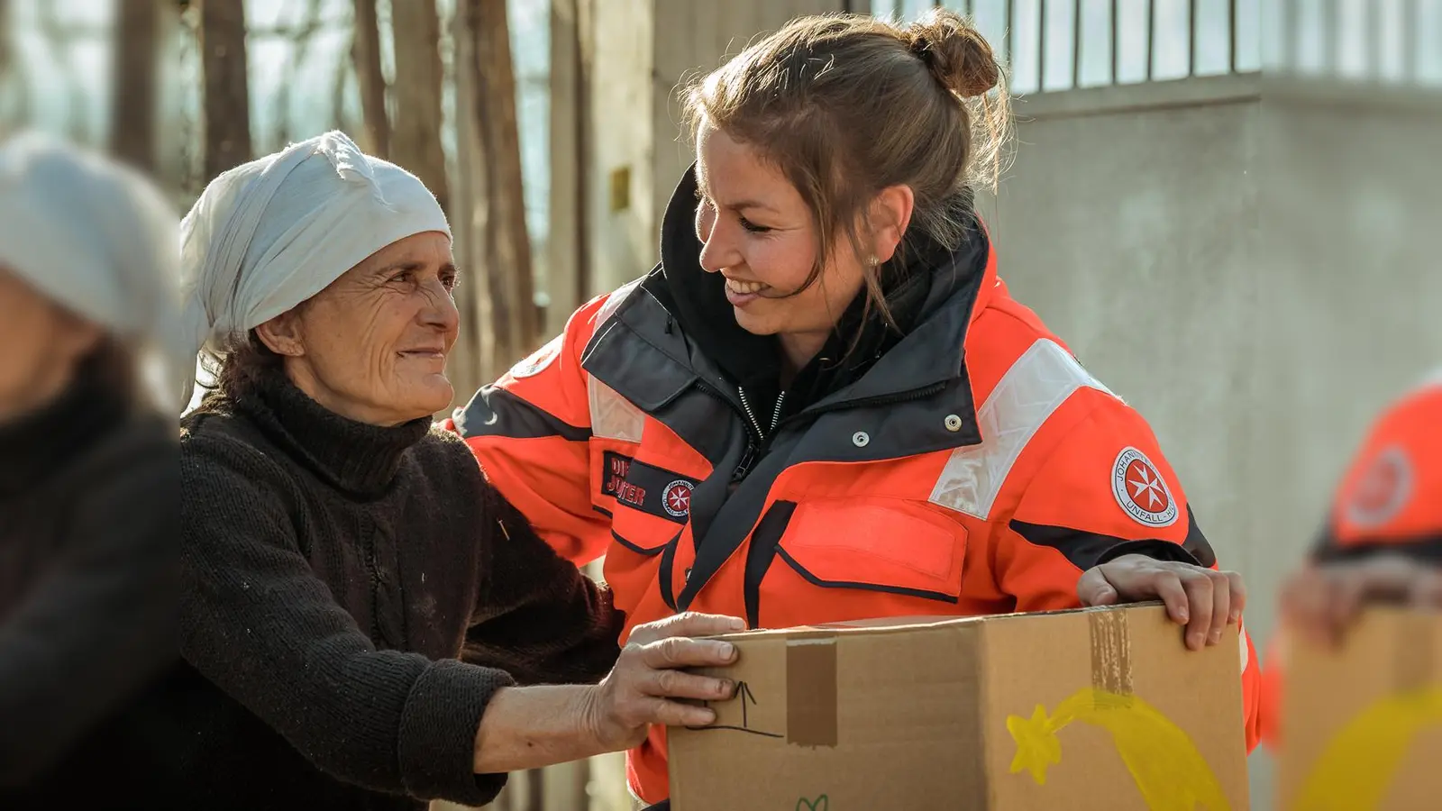 Die Johanniter bittet auch in diesem Jahr wieder Privatpersonen, Firmen, Schulen, Kindergärten und Vereine, Hilfspäckchen mit Grundnahrungsmitteln, Hygieneartikeln und einem kleinen Kinderspielzeug zu spenden.  (Foto: Marion Martin Johanniter)
