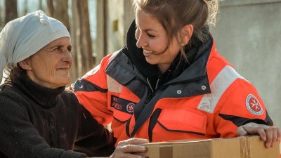 Die Pakete, die die Johanniter Weihnachtstrucker ausfahren, sorgen bei den Empfängern für große Freude. (Foto: Marion Martin)