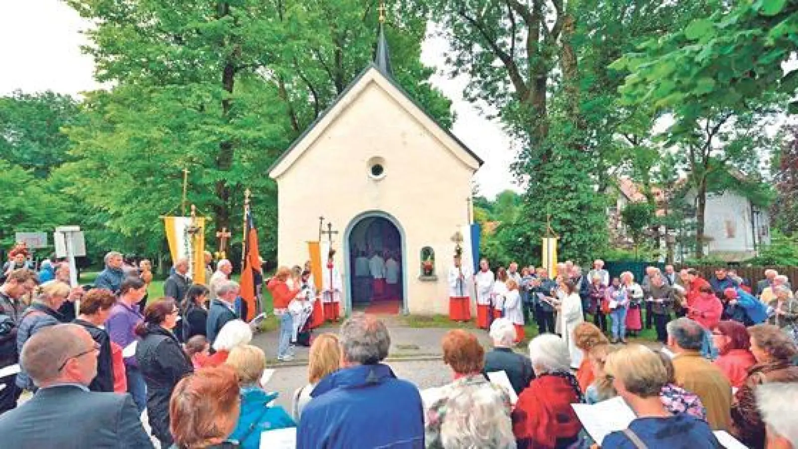 Am Ende des tradtionellen Bittgangs stand eine kurze Andacht vor der Emmeramskapelle.	 (Foto: S. Kellerer)