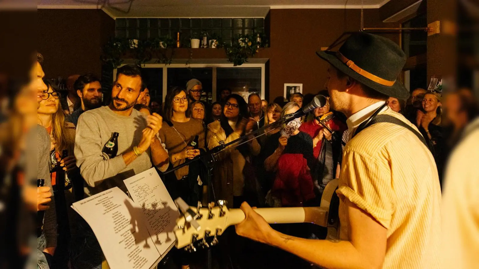 Stimmungsviolles Ambiente: Publikum und Bands rücken nah zusammen bei der Neuhauser Musiknacht. (Foto: Christian Vogel)