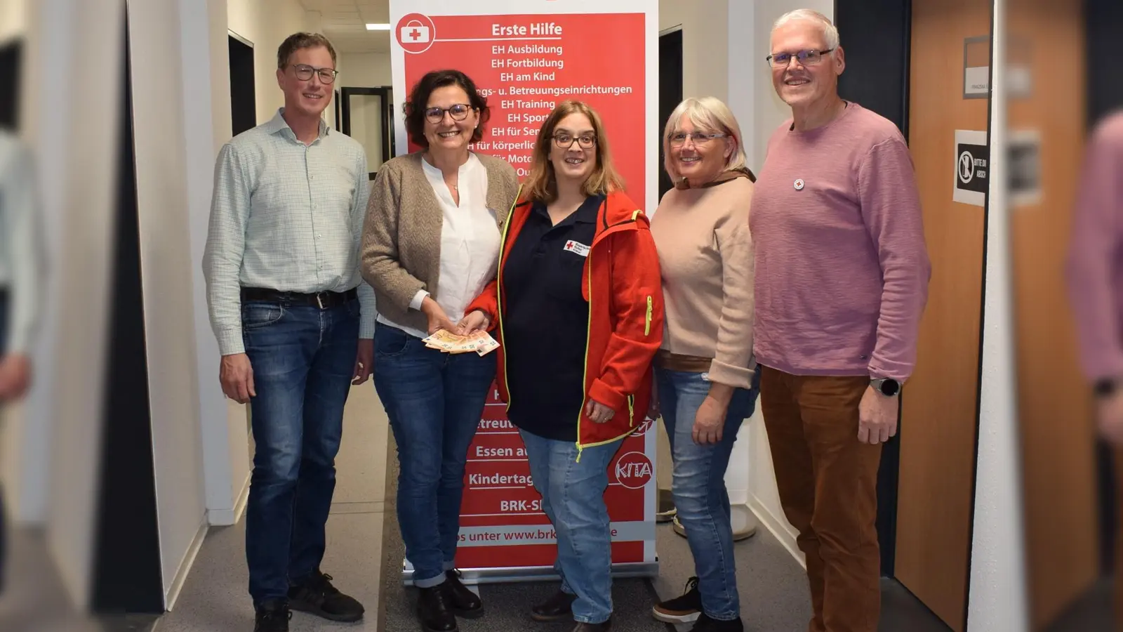 Über eine Spende der Nachbarschaftshilfe Bockhorn freut sich die BRK-Tagespflege in Taufkirchen/Vils. Immerhin 220 Euro kamen zusammen. (Foto: Danuta Pfanzelt)