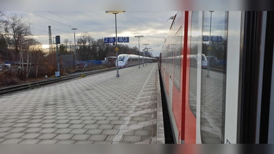 Vielleicht auch einmal Realität? Ein ICE auf Abwegen auf der S-Bahnlinie S8, aufgenommen im Dezember 2019. (Foto: Roland Krack/Aktion Münchner Fahrgäste)