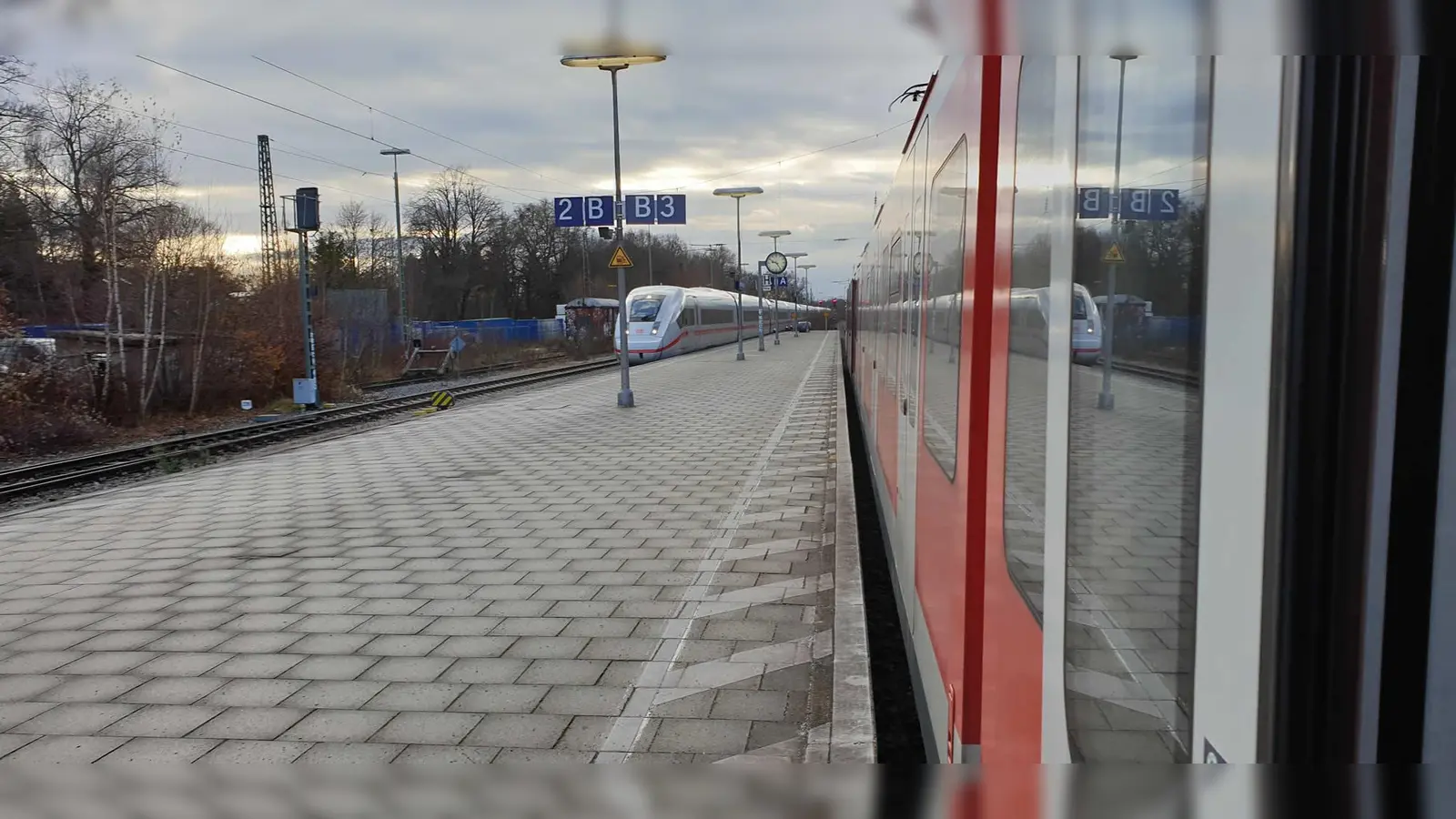 Vielleicht auch einmal Realität? Ein ICE auf Abwegen auf der S-Bahnlinie S8, aufgenommen im Dezember 2019. (Foto: Roland Krack/Aktion Münchner Fahrgäste)