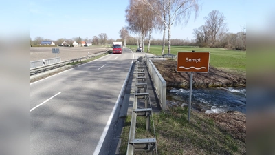 Wird durch einen Neubau ersetzt: Die Brücke für die Staatsstraße in Höhe des Langenpreisinger Ortsteils Zustorf. (Foto: kw )