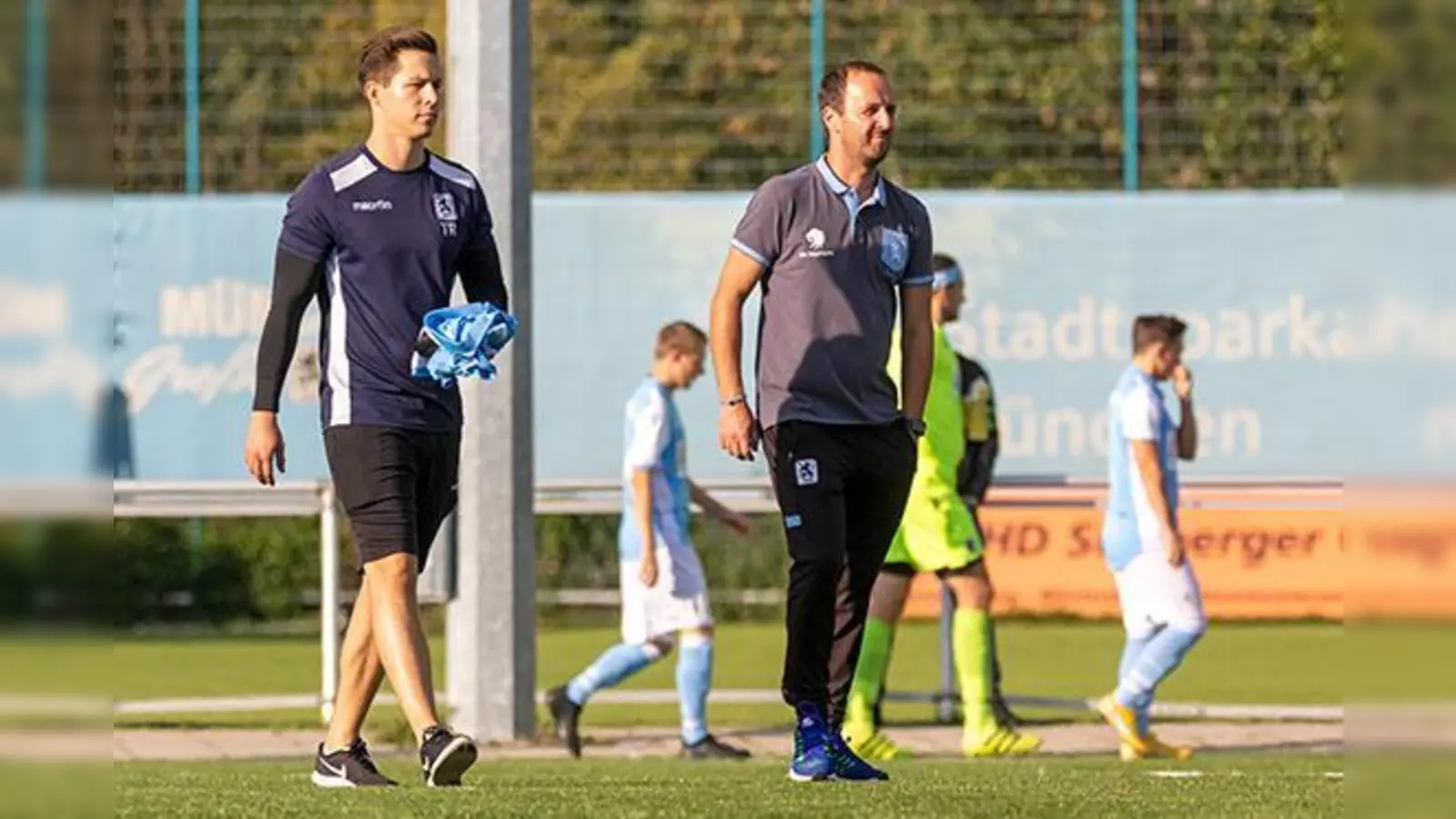 Saisonvorbereitung: Amateur-Trainer Andreas Kopfmüller (rechts) und Florian Eisenmann.  (Foto: Anne Wild)