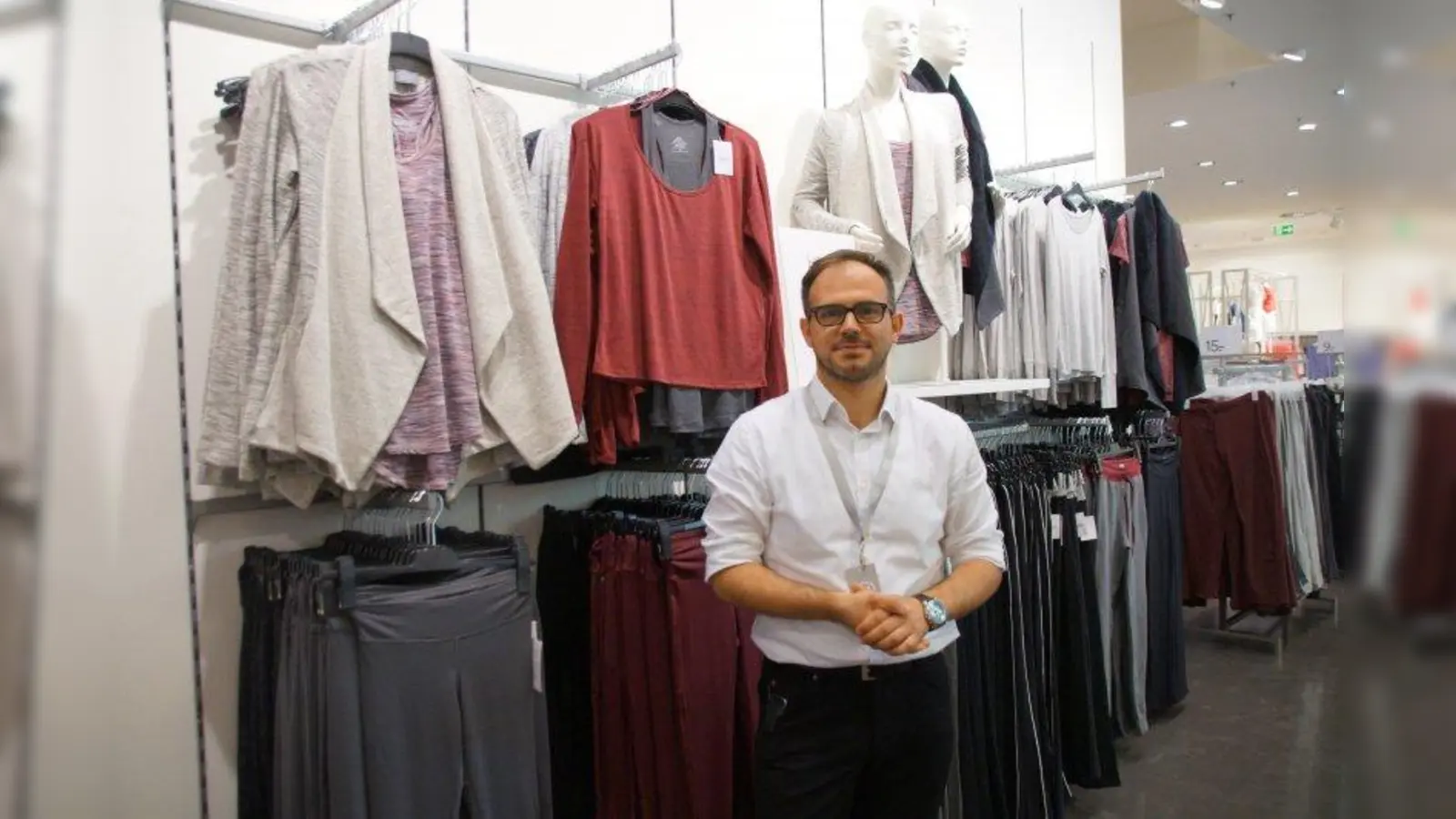 Filialleiter Galip Secer vor der neuen Damensportabteilung, die mit einem Mix aus Funktions- und Freizeitkleidung aufwartet, der kombitauglich ist.. (Foto: bb)