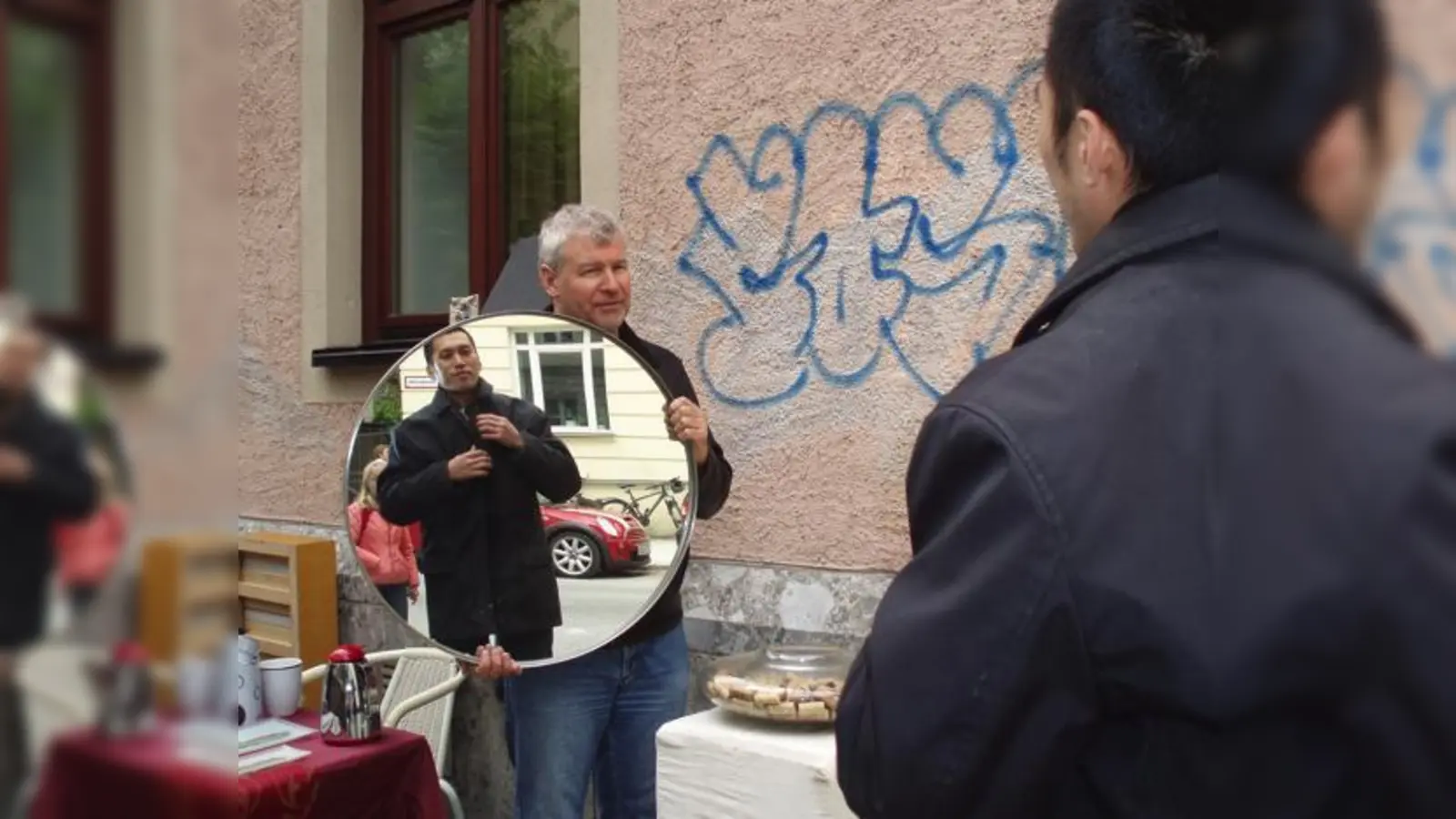 Spieglein, Spieglein Schwabings Hinterhöfe bieten wirklich alles, was das  Modeherz begehrt. Und natürlich noch viel mehr. 	 (Foto: HW)