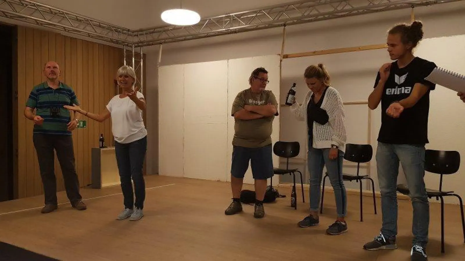 Noch proben die Mitglieder der Pfarrbühne Neuried eifrig. Auf dem Foto (von links): Andreas Wenzel, Gabi Kreusch, Alexander Vielberth, Isabelle Kreusch und Anian Kindlinger. (Foto: M. Schiffers)