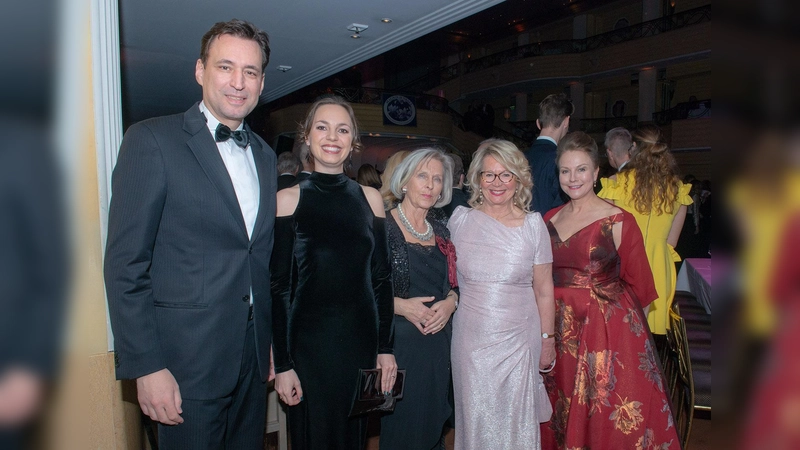 Staatsminister Georg Eisenreich mit Gattin Anja Eisenreich, Elke Rilke-Mai (Präsidentin DAFC München), Traudl Schmid (Vizepräsidentin DAFC München) und Ulrike Grimm (Organisatorin Magnolienball) zeigten sich beim Magnolienball gut gelaunt. (Foto: Egon Lippert)