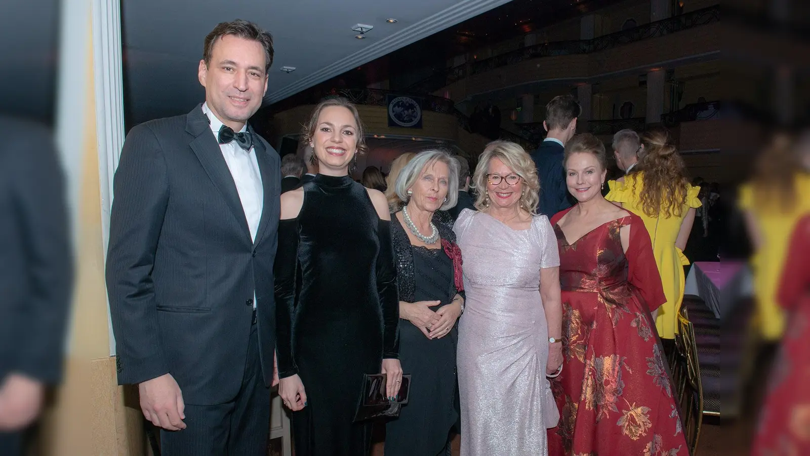 Staatsminister Georg Eisenreich mit Gattin Anja Eisenreich, Elke Rilke-Mai (Präsidentin DAFC München), Traudl Schmid (Vizepräsidentin DAFC München) und Ulrike Grimm (Organisatorin Magnolienball) zeigten sich beim Magnolienball gut gelaunt. (Foto: Egon Lippert)