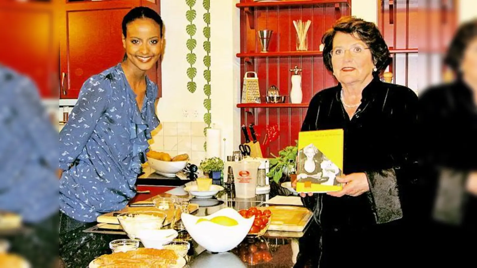 Top-Model Sara Nuru kochte gemeinsam mit Edith Welser-Ude ein köstliches Fischgericht.	 (Foto: Woschée)