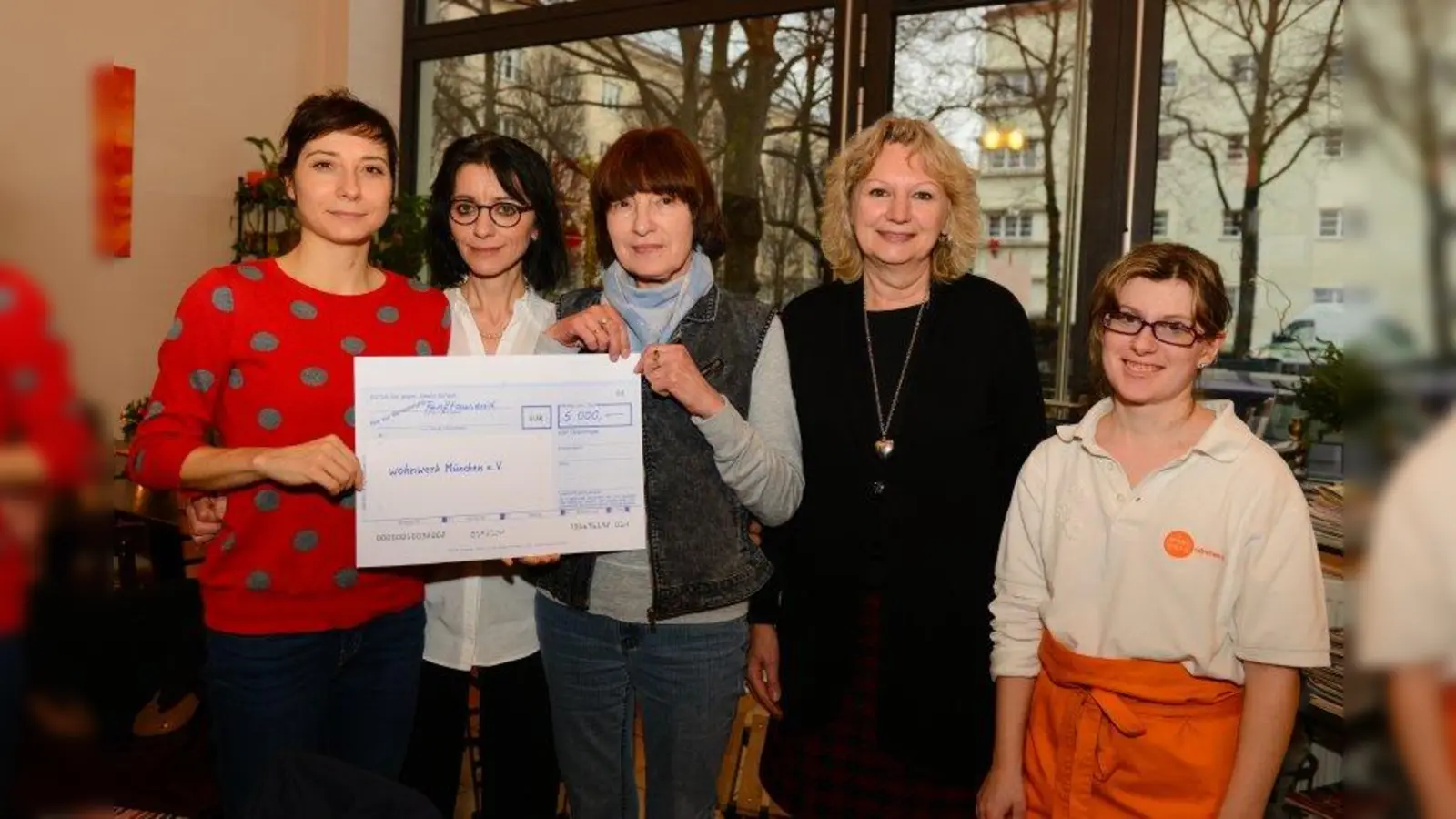 Glückliche Gesichter im wohnwerk bei der Scheckübergabe (v.l.): Nina Fiva Sonnenberg, Eva-Sophie Koch, Dr. Barbara Birkner (alle Koch-Ebersperger-Stiftung) sowie Monika Kargl, 1. Vorsitzende wohnwerk münchen e.V., und eine Auszubildende vom wohnwerk. Der eingetragene Verein wohnwerk münchen möchte Menschen mit Behinderung in den allgemeinen Arbeitsmarkt integrieren. (Foto: pi)