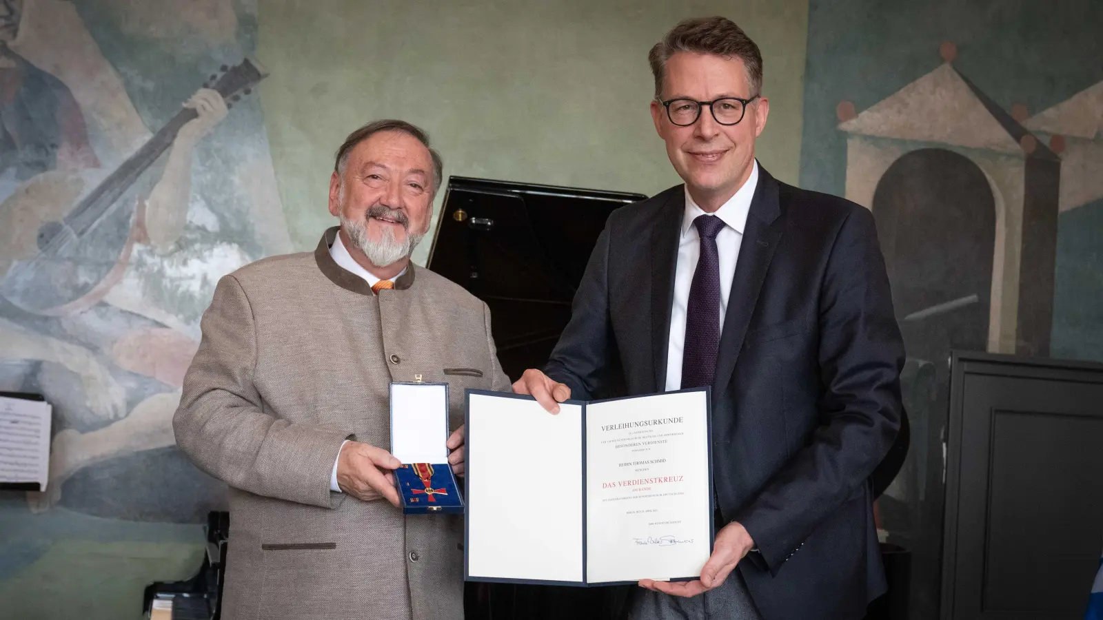 Staatsminister Markus Blume (r.) überreicht das Bundesverdienstkreuz an Thomas Schmid.  (Foto: © Axel Koenig - StMWK)