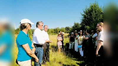 Christine Joas, Rainer Schneider und Johannes Singhammer (vorne, von links) beantworteten viele Fragen beim Heidespaziergang.	 (Foto: VA)