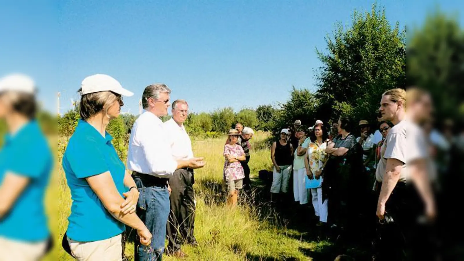 Christine Joas, Rainer Schneider und Johannes Singhammer (vorne, von links) beantworteten viele Fragen beim Heidespaziergang.	 (Foto: VA)