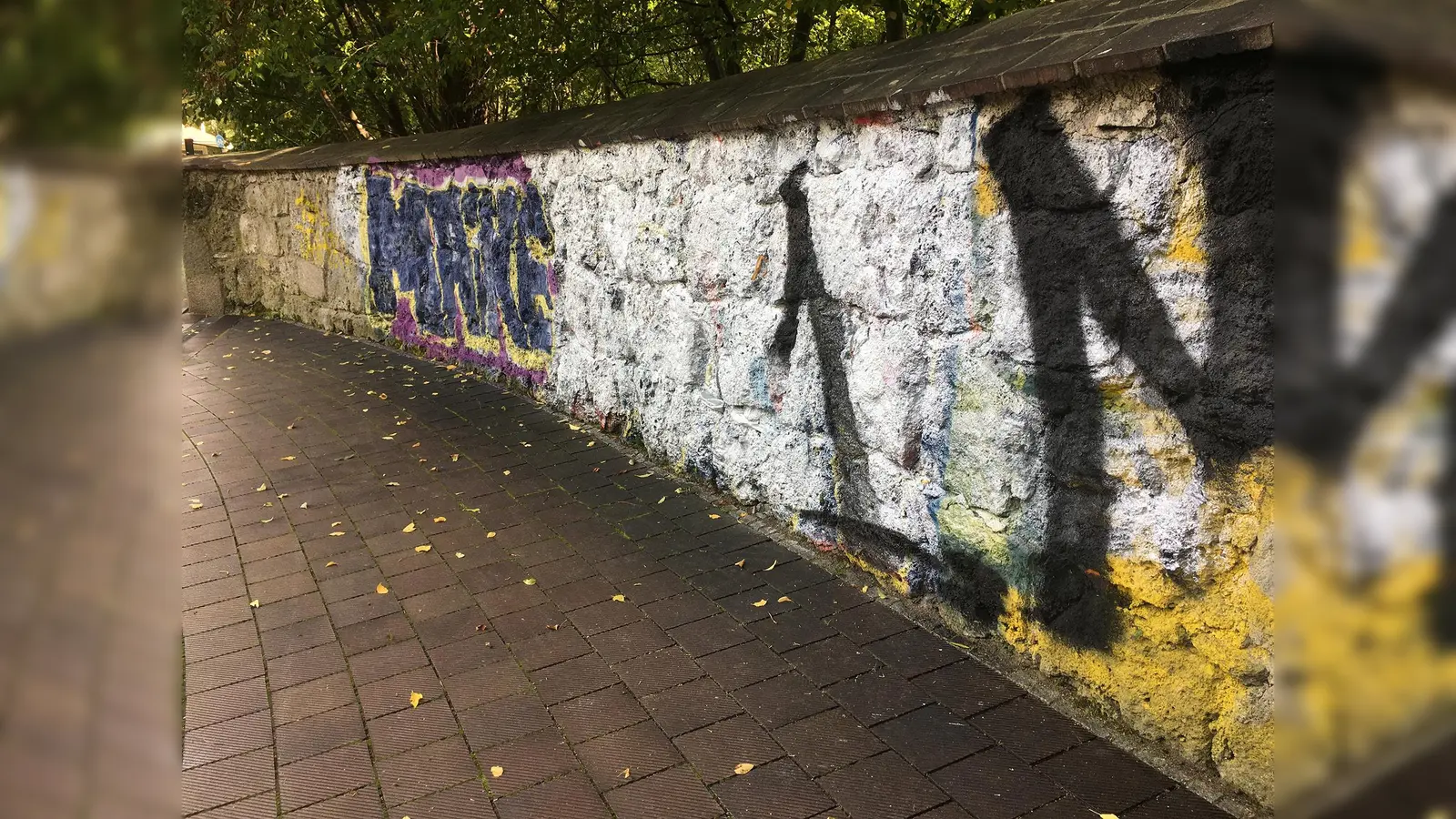 Stein des Anstoßes: die Außenmauer des St.-Anna-Kircherls.  (Foto: Alfons Seeler)