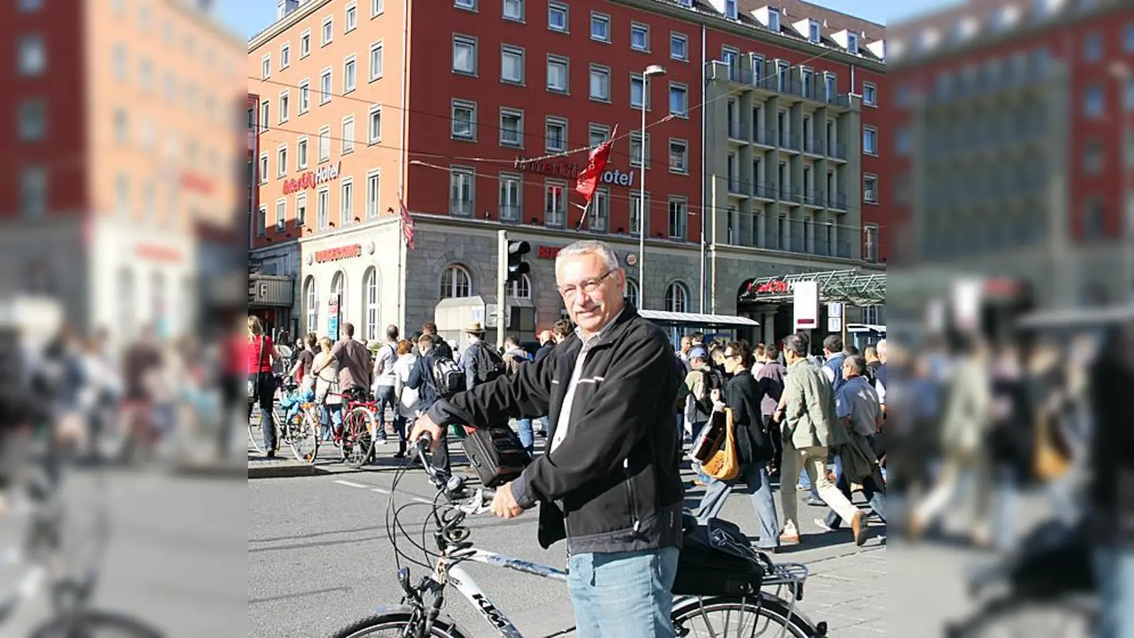 Gegenüber des Hauptbahnhofs entsteht das neue Hotelgebäude. BA-Chef Miklosy ist skeptisch  er befürchtet eine »Monostruktur«.  (Foto: scy)