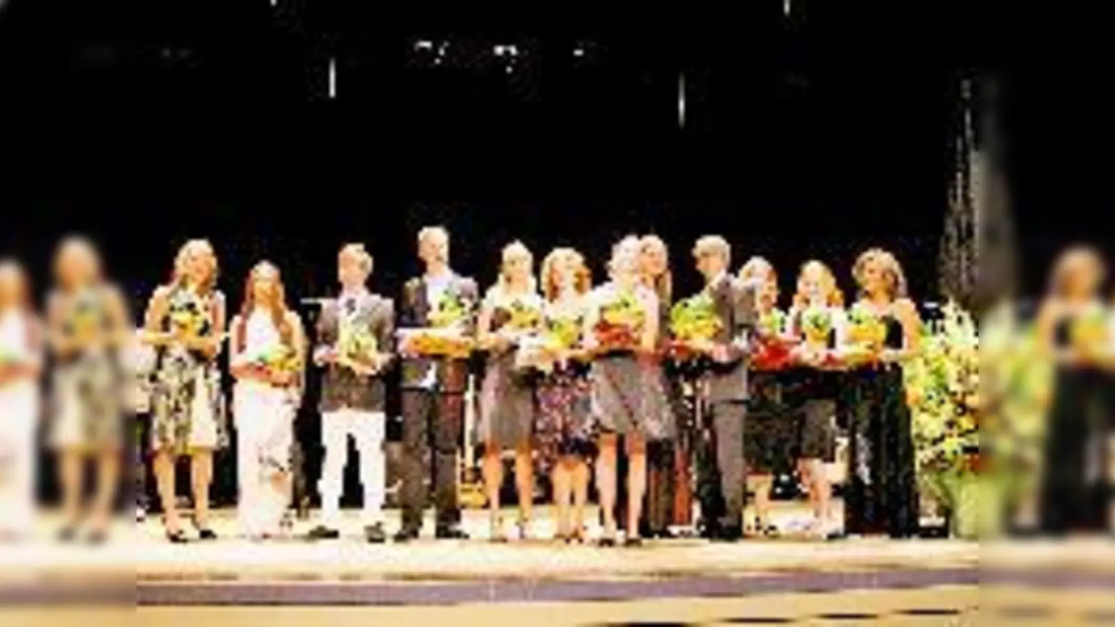 Die erfolgreichen Absolventen der Realschule in Taufkirchen strahlten an ihrem großen Abend um die Wette.  (Foto: Gruber)