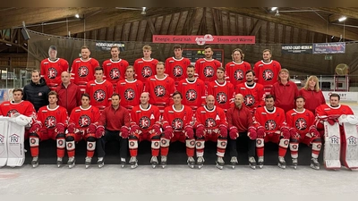 Die Mannschaft des EHC Klostersee: vorne von links: Marinus Schunda, Simon Roeder, Kelvin Walz, Trainer Florian Engel, Philipp Quinlan, Raphael Kaefer, Matthias Baumhackl, Trainer Gert Acker, Johannes Kroner, Nicolai Quinlan, Philipp Hähl - Mitte von links: Sportlicher Leiter Dominik Quinlan, Betreuer Markus Singer, Tobias Hilger, Julian Dengl, Felix Kaller, Florian Gaschke, Jan Fiedler, Marek Haloda, Betreuerin Heidi Meisenbach, Betreuerin Sonja Meisenbach - hinten von links: Leander Ruß, Sebastian Sterr, Arnaud Eibl, Marc Bosecker, Bernhard Schönig, Quirin Bacher, Quirin Spies und Stefan Würmseer. (Foto: smg)