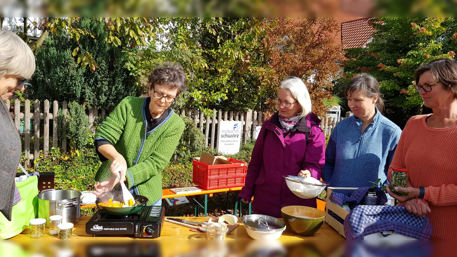 Der Dorfmarkt in Pienzenau kam gut bei den Besuchern an. Am Ende waren alle zufrieden.  (Foto: VA )