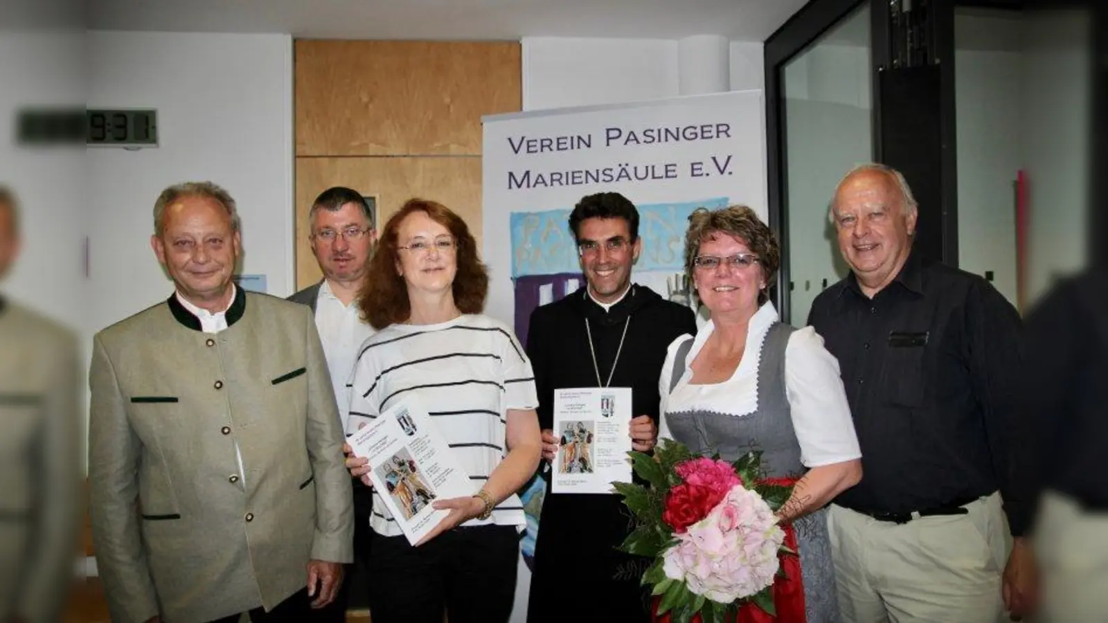 Hochkarätiges zum 40.Jubiläum: die Ausstellung im Pasinger Rathaus „Unsere Heiligen im Würmtal” ist noch bis 31. Juli zu sehen. Bei der Vernissage Kunsthistoriker Michael Meuer, Christian Müller und Maria Osterhuber-Völkl vom Verein Mariensäule, Abt Johannes von St. Bonifaz, Fotografin Sonja Lhota sowie Thomas Schmatz vom Verein Mariensäule (von links). (Foto: us)