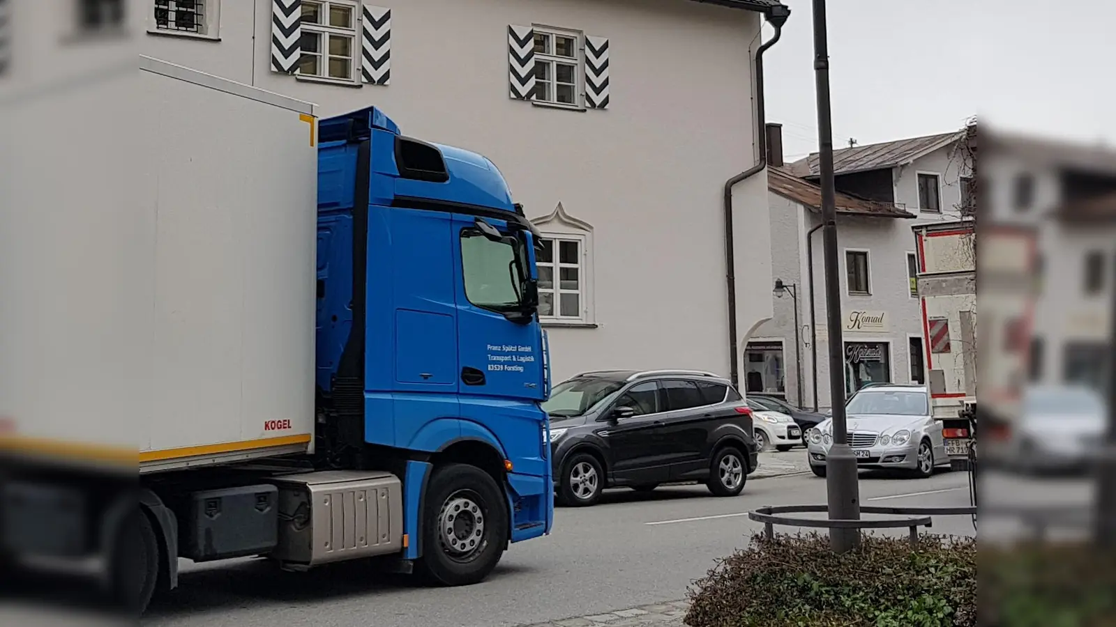 Auch die Kreisstadt Ebersberg hat mit einer hohen Verkehrsbelastung zu kämpfen. (Foto: Stefan Dohl)
