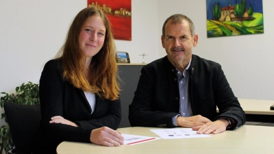 Madlen Völkel, die neue Leiterin der Berufsberatung, und Nikolaus Windisch, Chef der Agentur für Arbeit Freising/Dachau. (Foto: Agentur für Arbeit Freising)
