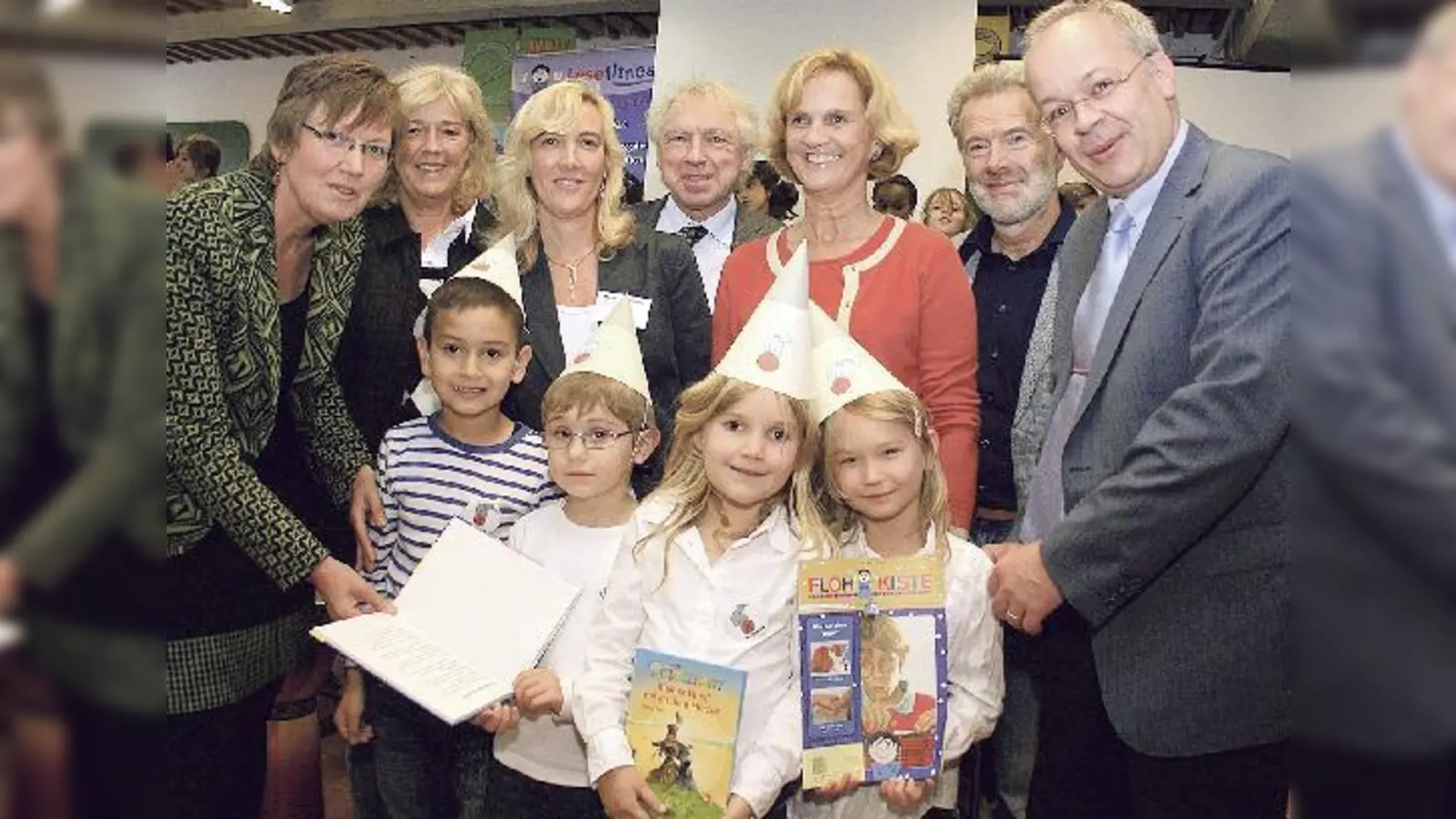 Von links: Waltraud Lucic, Barbara Rang, Schulleiterin Michaela Bormann, Günther Brinek, Karin Seehofer, Christian Marek, Michael Hoderlein mit Kindern der Rennertschule.   (Foto: Hirt)