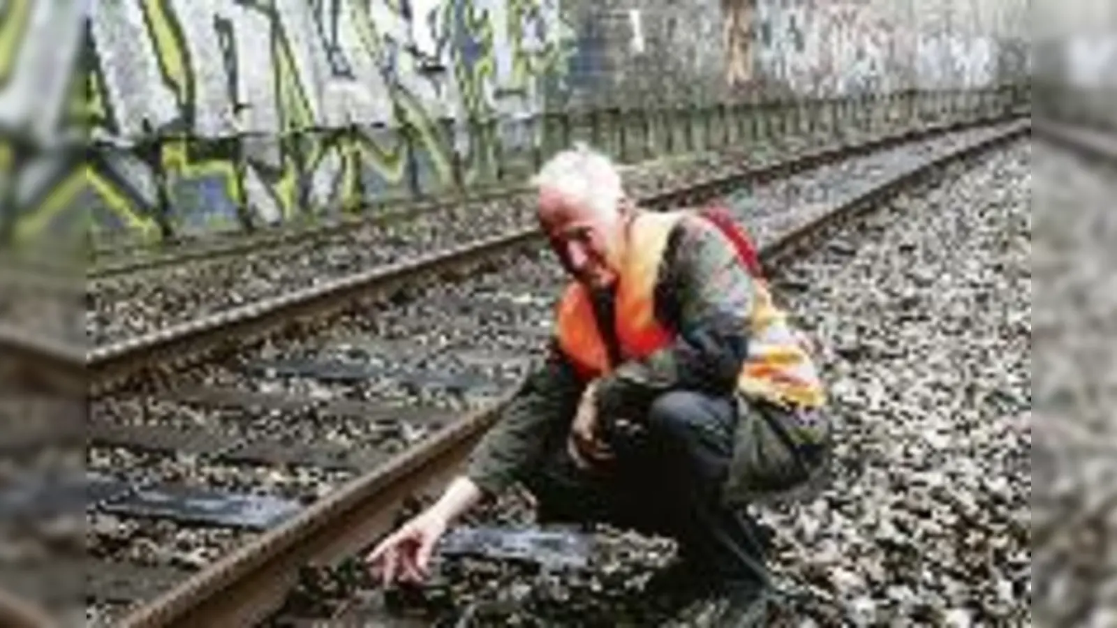 »Nach 36 Jahren ist die Lebensdauer der Holzschwellen überschritten und ein Ersatz durch Betonschwellen unumgänglich«, weiß Ulf Schönleben von der Deutschen Bahn. Es kommt an zwei Wochenenden zu Behinderungen.  (Foto: ak)