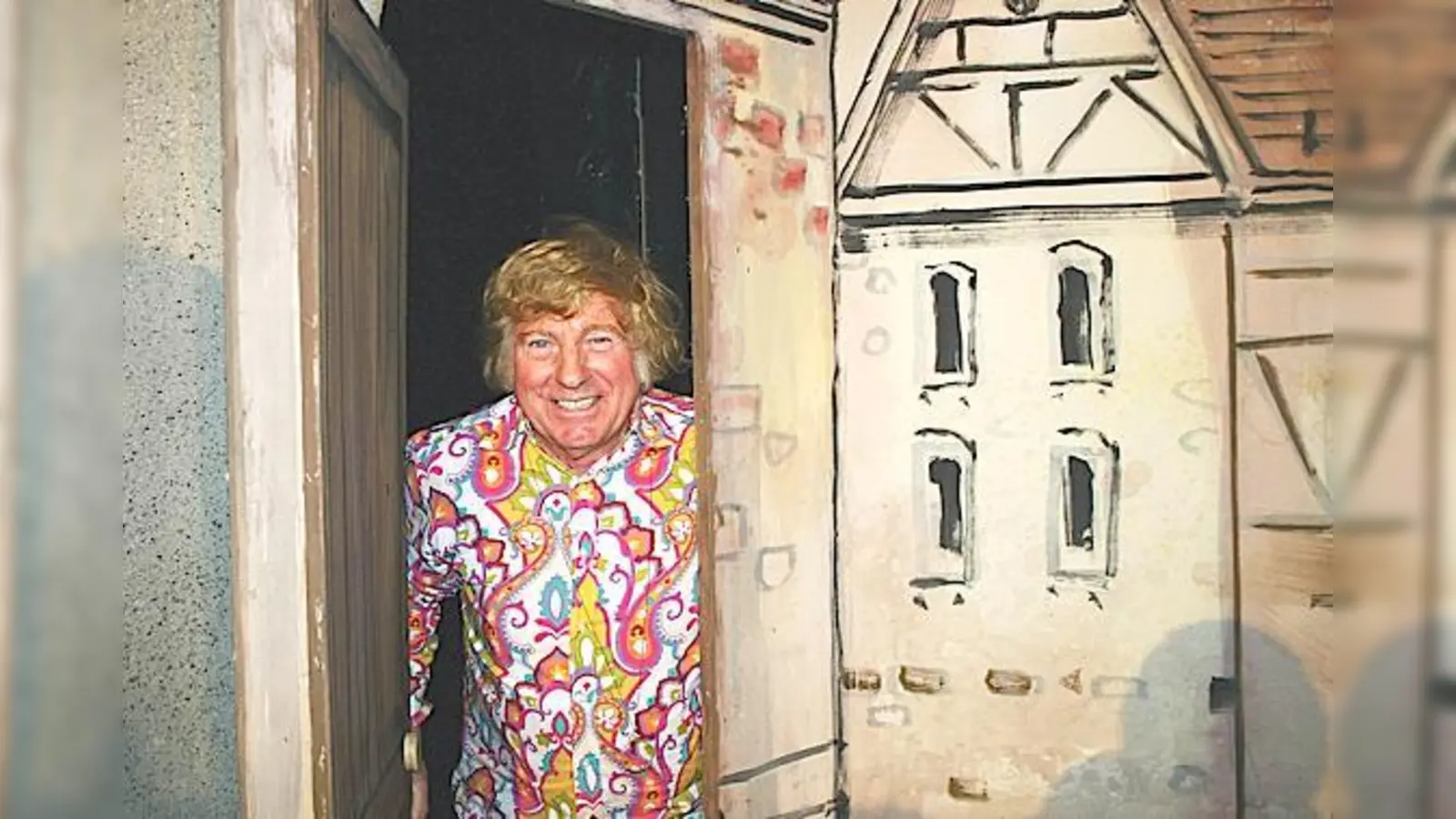 Theaterchef Heinz Redmann lacht noch aus dem Bühnenbild des Stückes »Das Kleine Gespenst«  hinter den Kulissen aber ist der Spaß längst vorbei.  	 (Foto: scy)