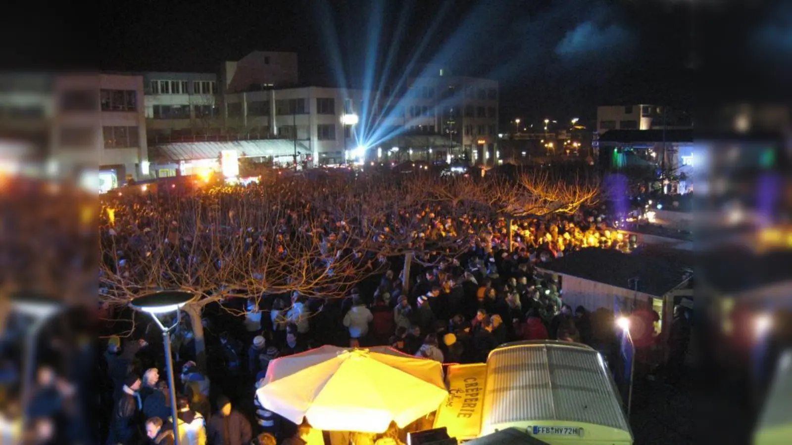 Jung und Alt stehen dichtgedrängt auf dem Therese-Giehse-Platz  – dann ist mit Sicherheit Vorsilvesterparty! (Foto: Eva Schraft)