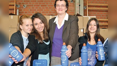 Schülerinnen der Ludwig-Thoma-Realschule mit Münchens Dritter Bürgermeisterin Christine Strobl (SPD), die auch selbst einpacken half.   (Foto: mst)