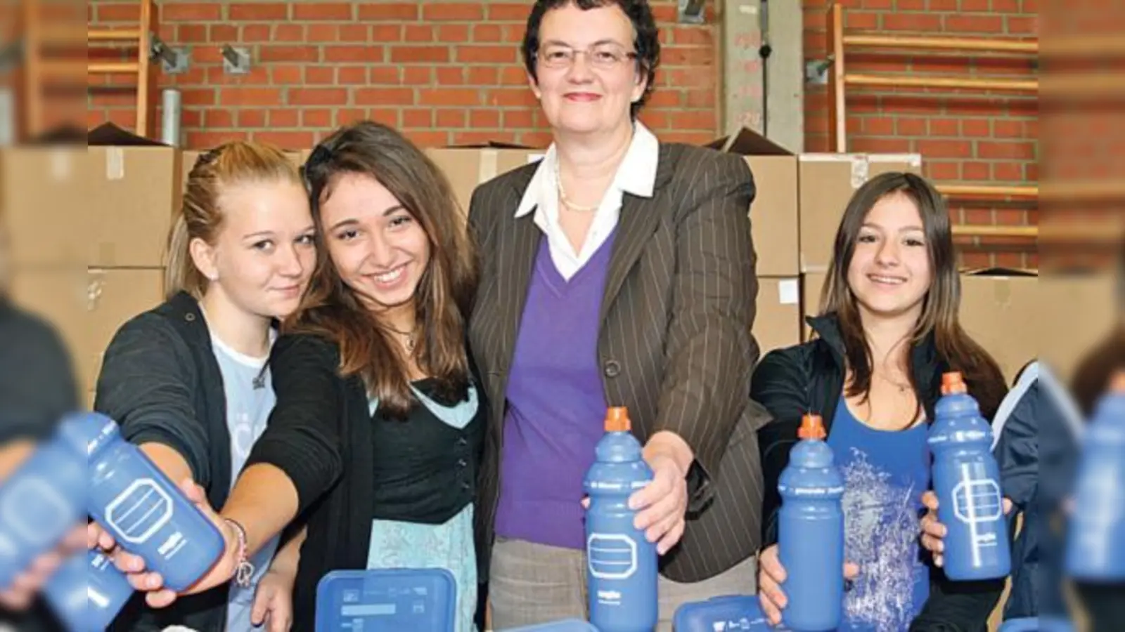 Schülerinnen der Ludwig-Thoma-Realschule mit Münchens Dritter Bürgermeisterin Christine Strobl (SPD), die auch selbst einpacken half.   (Foto: mst)